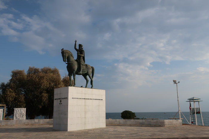Памятник Константину Палеологу в Палео Фалиро, Греция